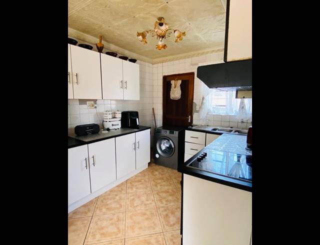 6 BEDROOM HOUSE FOR SALE IN TEMBISA CENTRAL